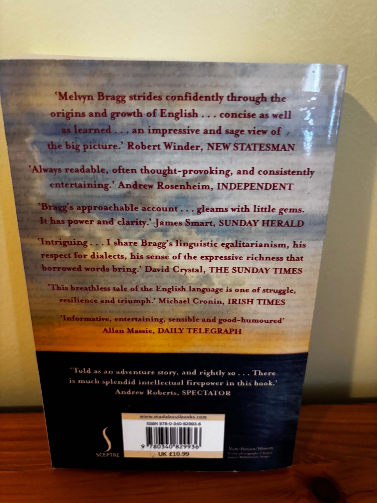 Back cover of "The Adventure Of English: The Biography of a Language Paperback – 1 Sept. 2004" showcasing reviews and insights.