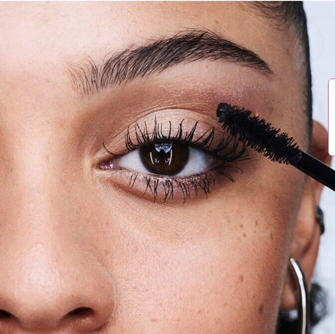 Apply Avon Mascara Exxtravert Extreme Volume for bold, long-lasting lashes in Blackest Black. Elevate your look effortlessly!