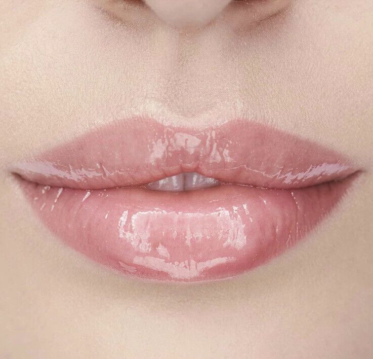 Avon True Nourishing Lip Oil "Blossom" enhances lips with hydration and shimmer for a stunning look.