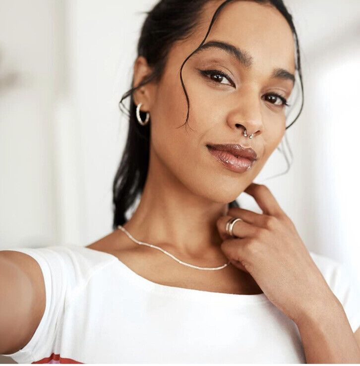 Enhance your beauty with Avon True Nourishing Lip Oil "Blossom" for hydrated, non-stick lips and a stunning shimmer.