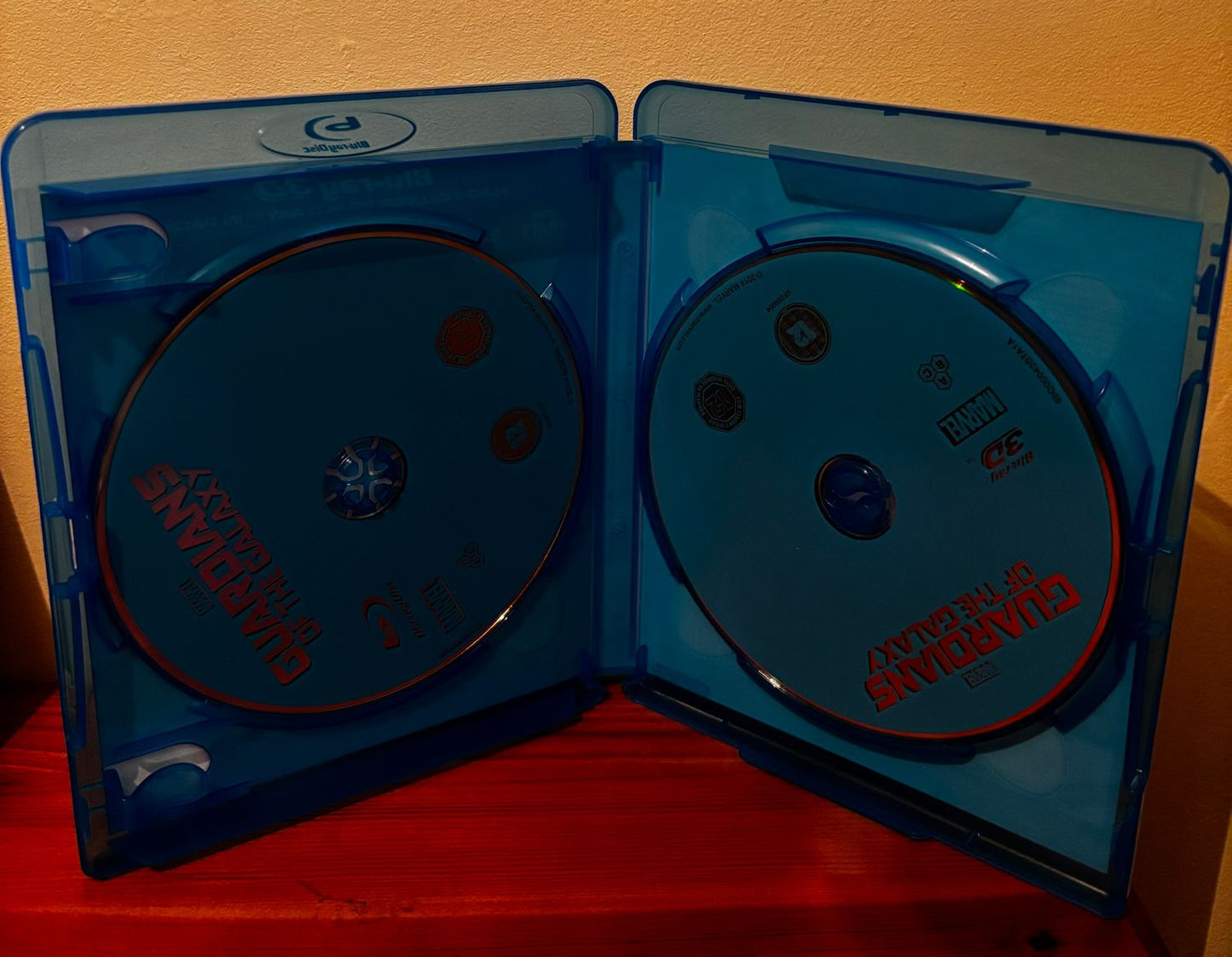 Guardians Of The Galaxy (Blu-Ray 3D) (2D Blu-Ray) discs showcased in a stylish blue case, perfect for collectors.