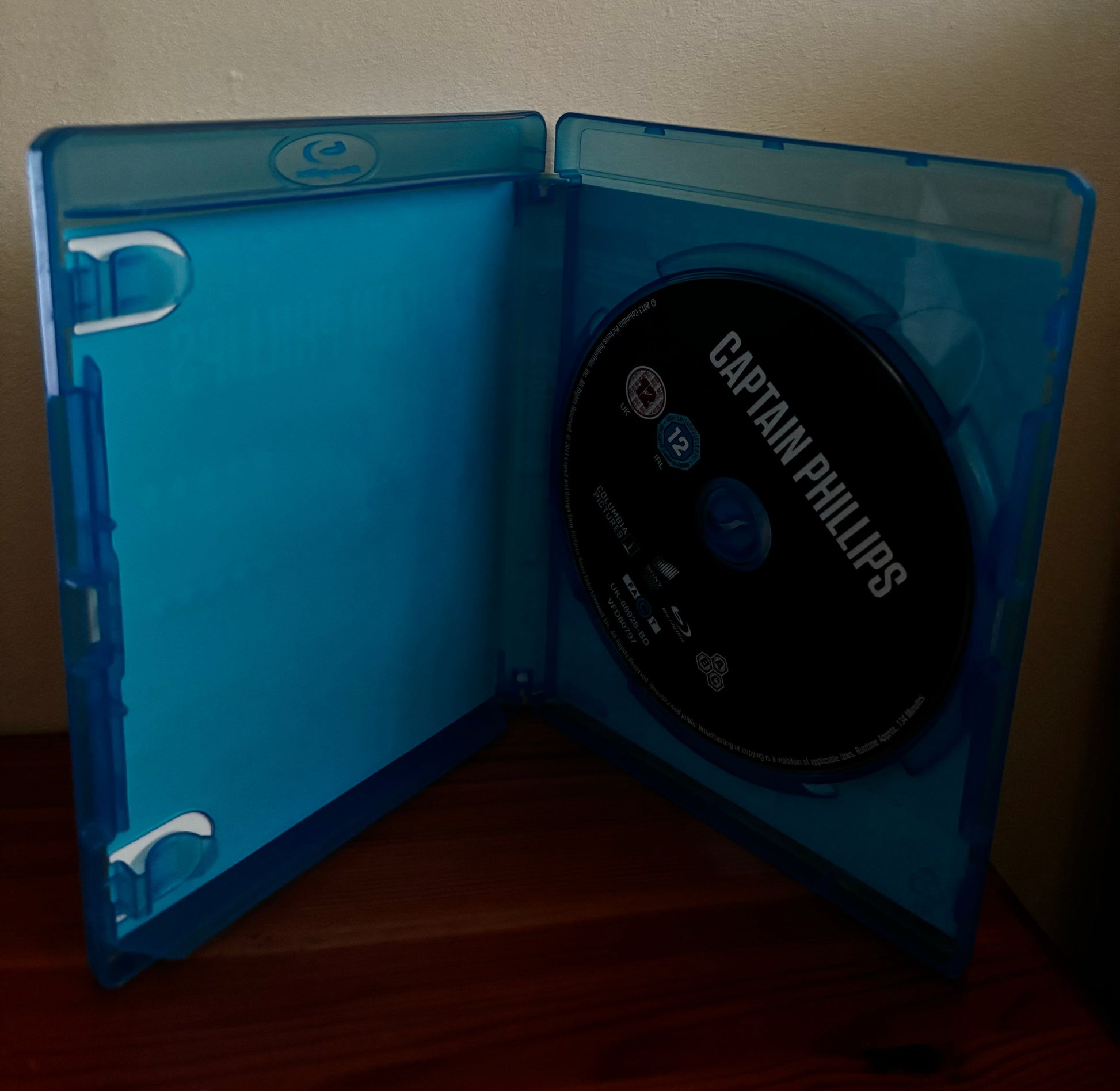 Captain Philips (Blu-Ray) in a preloved case, featuring the gripping drama starring Tom Hanks. Perfect for any collection!