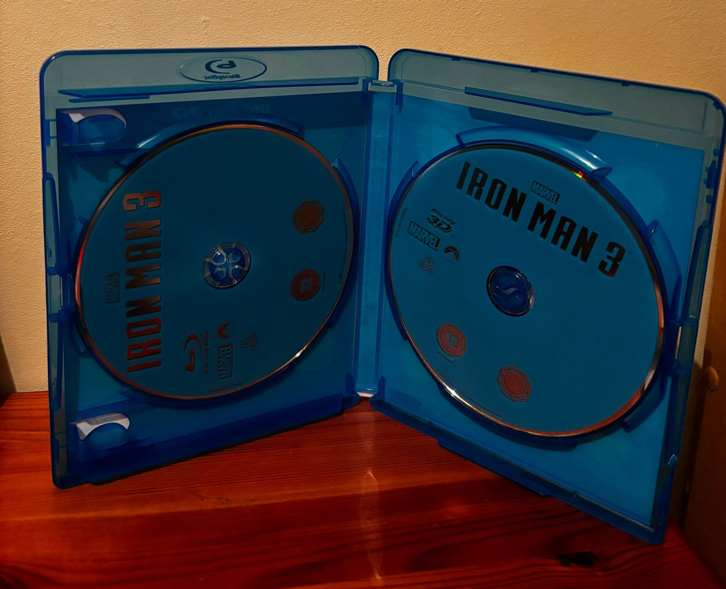 Iron Man 3 (Blu-Ray 3D) + (Blu-Ray 2D) combo pack displayed with striking blue discs, perfect for Marvel fans.