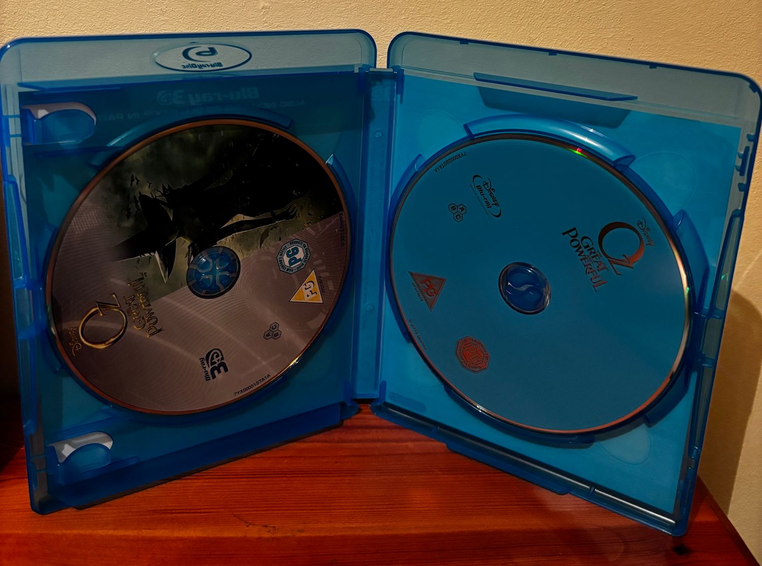 Discover Oz the Great and Powerful (Blu-Ray 3D) + (2D Blu-Ray) with stunning visuals and enchanting magic.