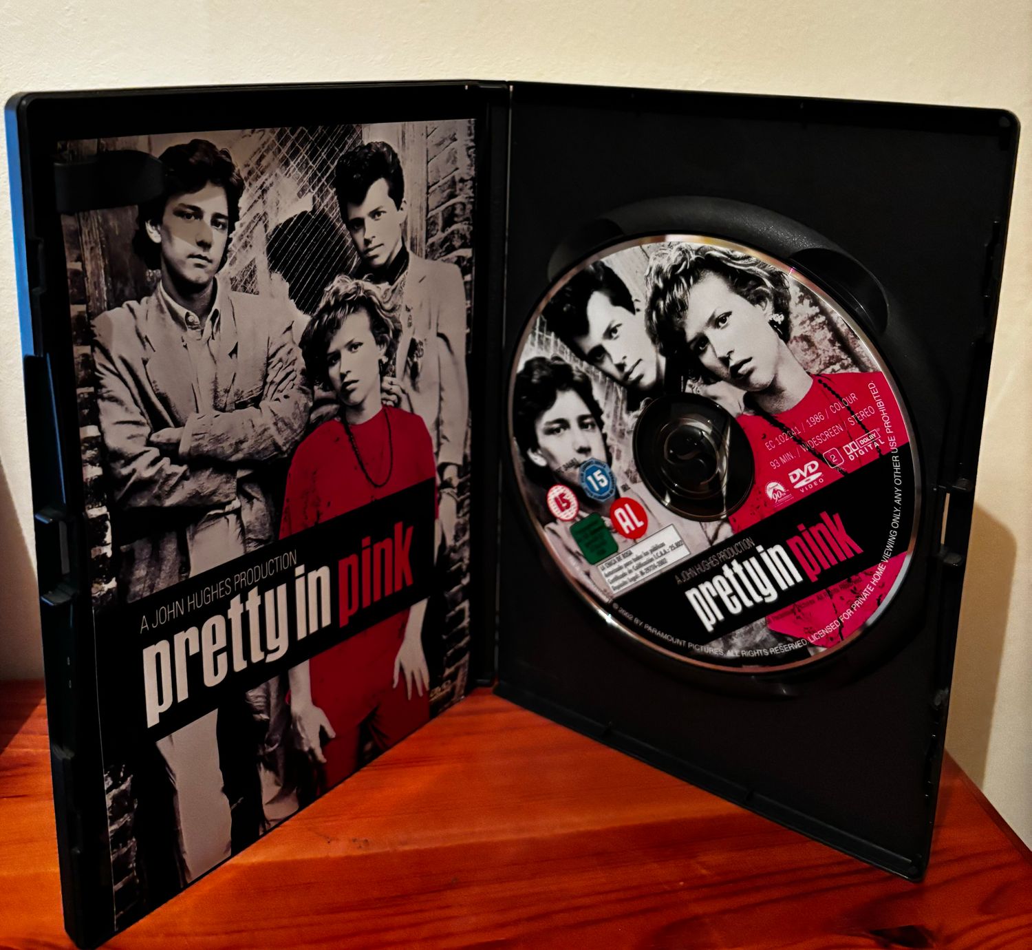 Enjoy the nostalgia of the 1980s with Pretty In Pink (DVD), a beloved romantic drama featuring Molly Ringwald.