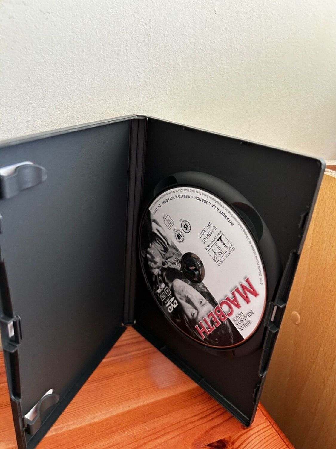 Macbeth - Jon Finch, Francesca Annis (DVD) - Polanski in a case, showcasing Polanski's haunting adaptation.