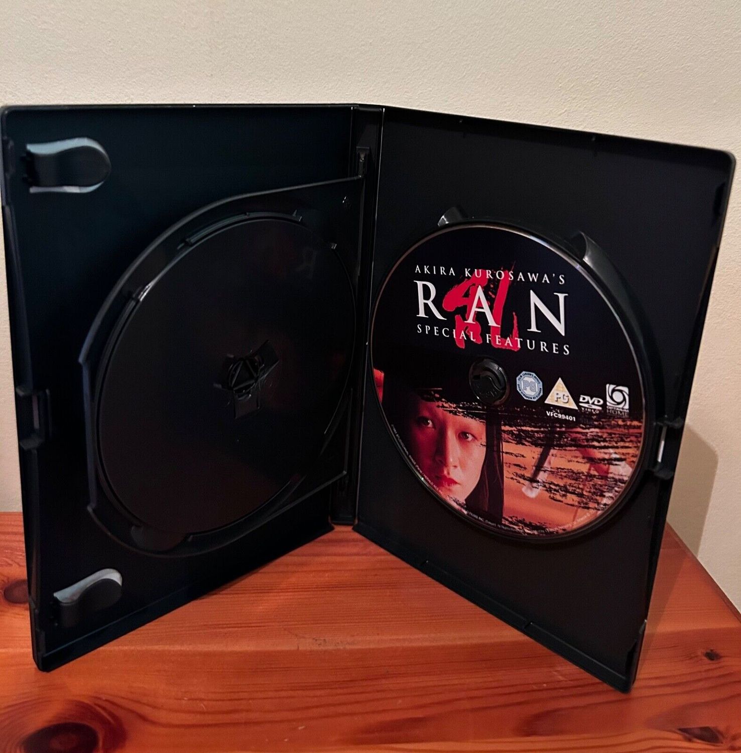 Ran - Akira Kurosawa (DVD) showcases the stunning double-disc edition, perfect for film enthusiasts at your store.