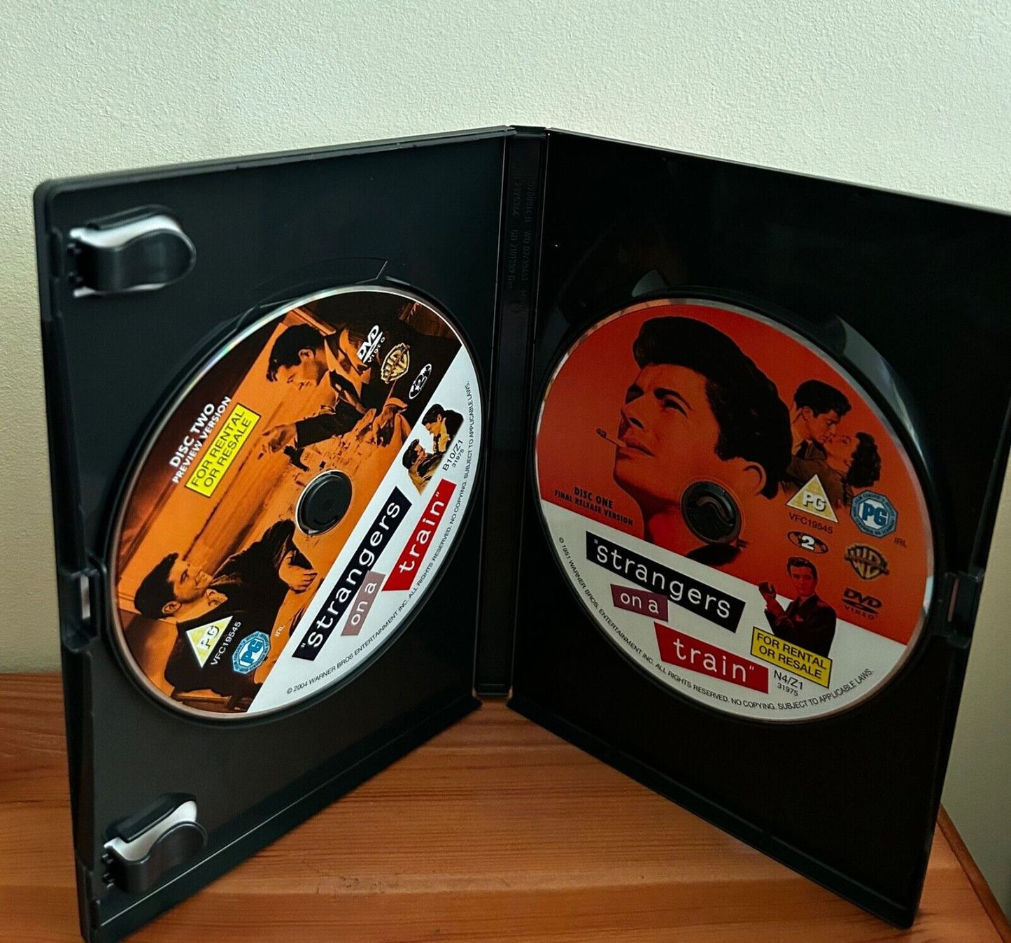 Strangers on a Train (2-Disc DVD, 1951, Full Screen) showcases iconic discs in a special edition case for film lovers.