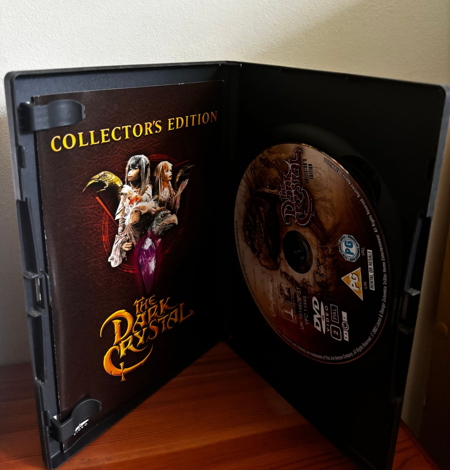 The Dark Crystal (DVD, Collector's Edition, 2004) showcases stunning artwork in a pre-loved format, perfect for fans.