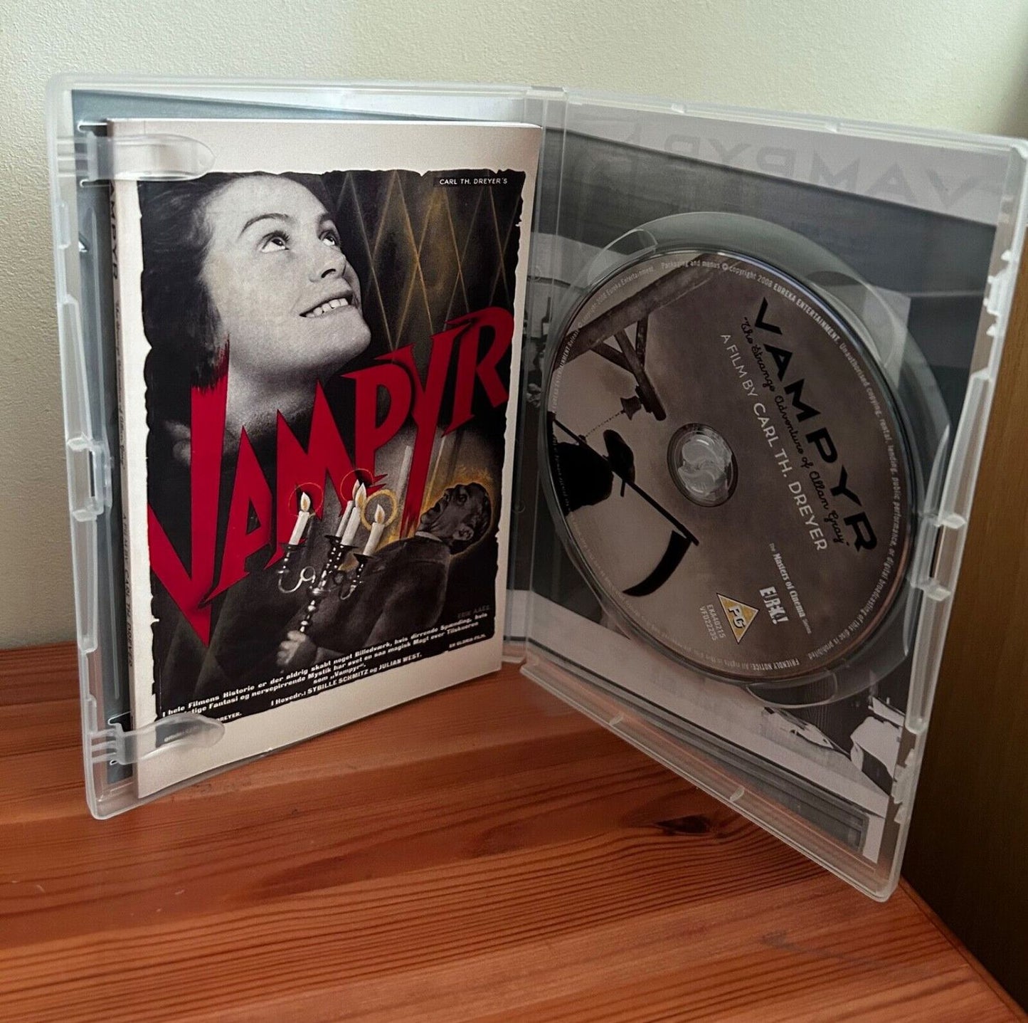 Vampyr (DVD, 2008) showcases haunting artwork and a classic film experience in a stylish case.