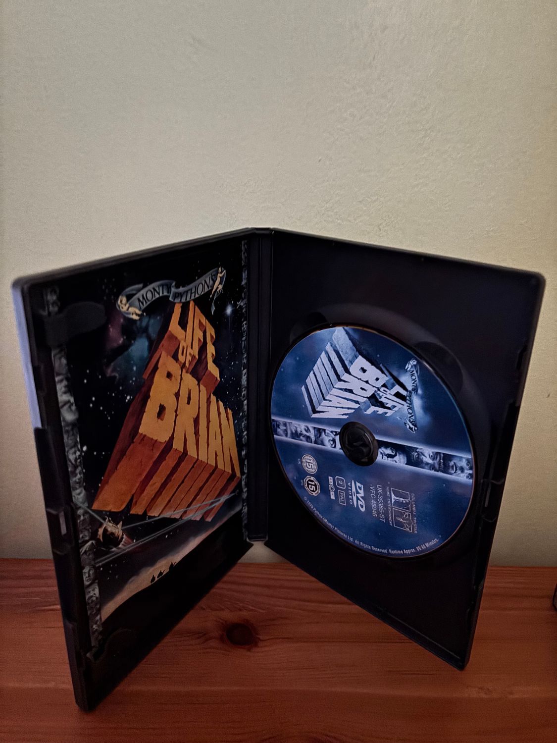 Monty Python - The Movies DVD (2004) John Cleese showcasing the iconic Life of Brian, a must-have for comedy fans.