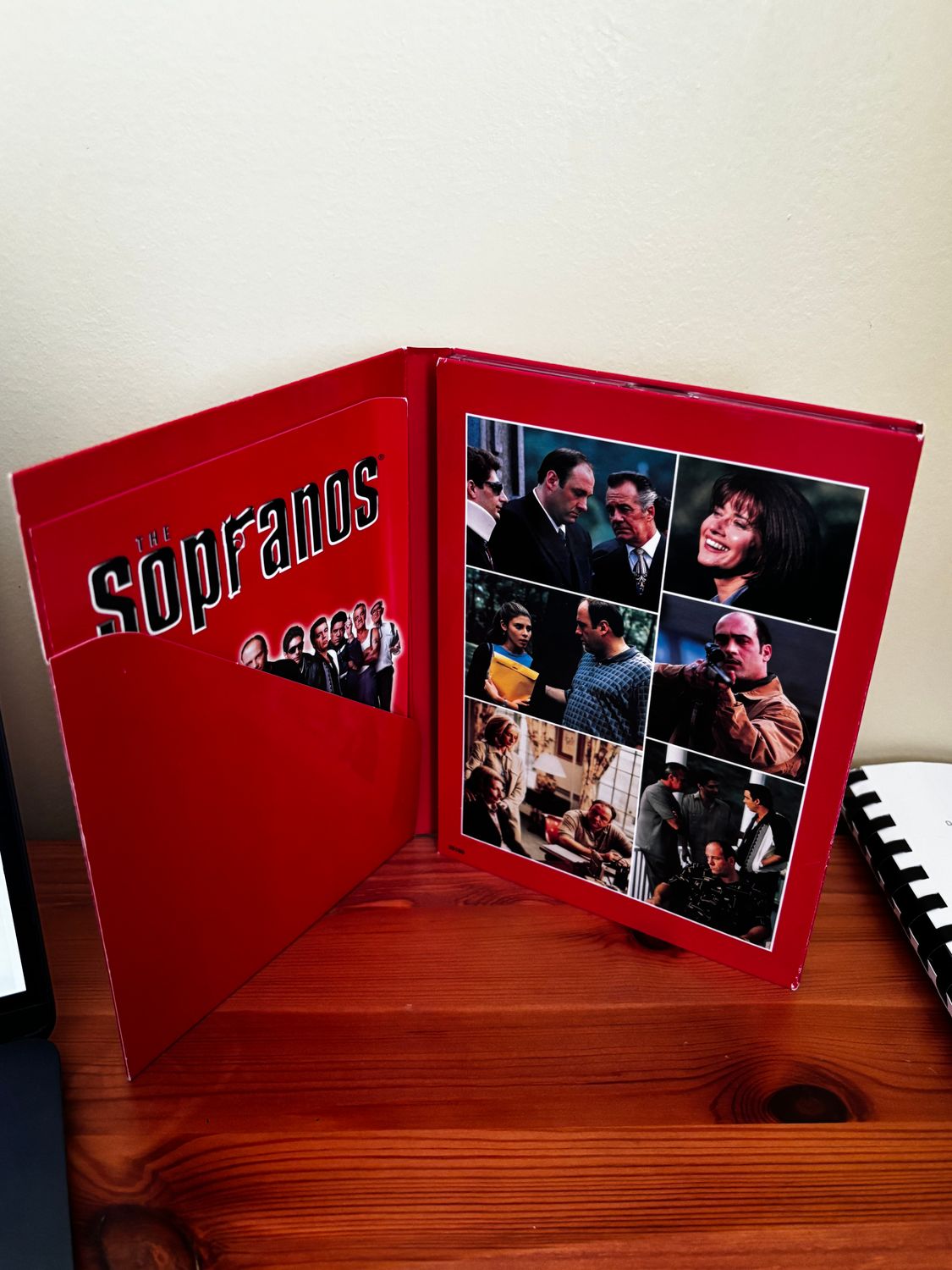 The Sopranos: Complete HBO Season 1 DVD Drama (2003) James Gandolfini showcases the iconic series’ striking cover design.