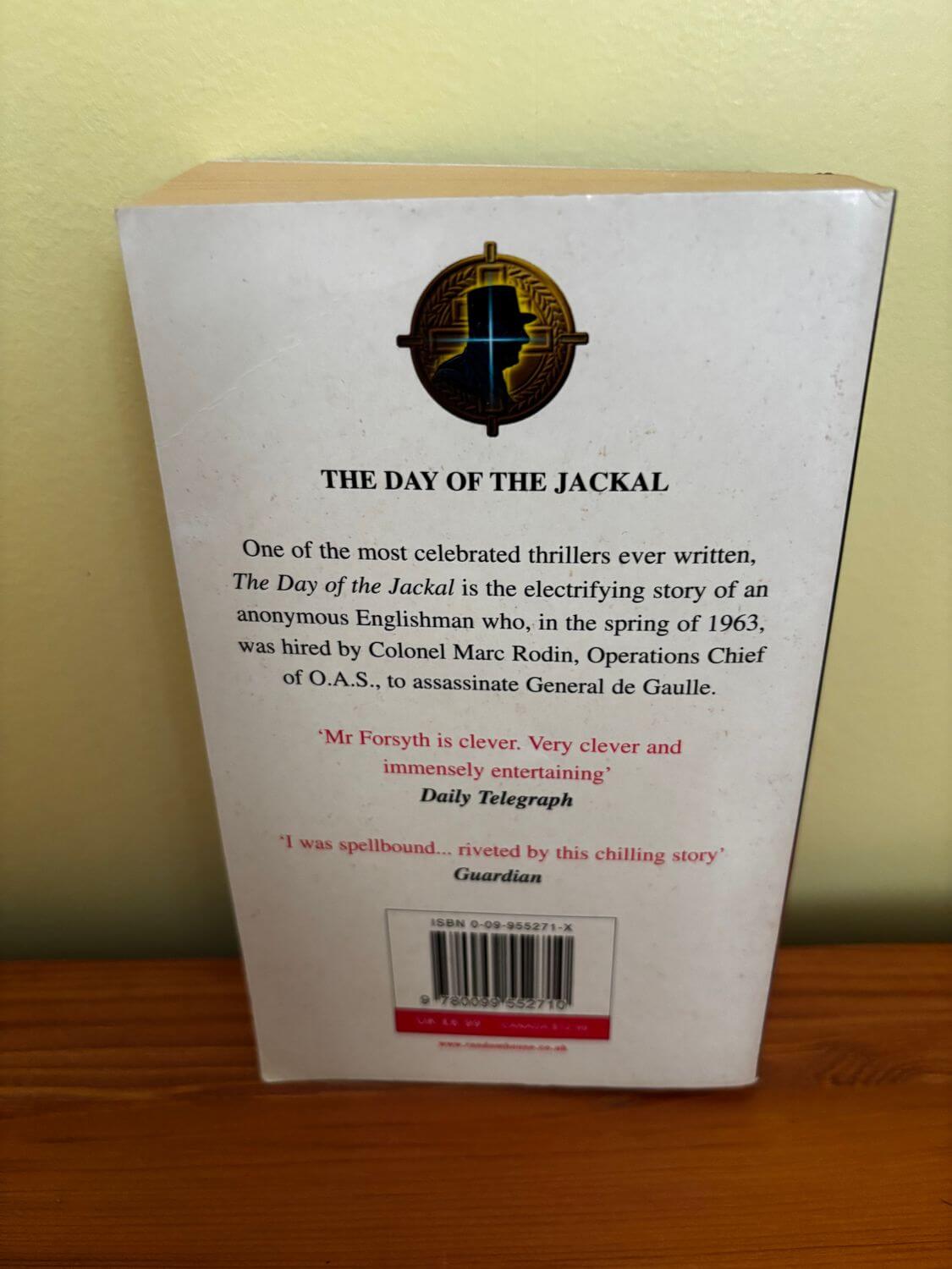 Back cover of the 1995 paperback edition of Day of the Jackal -Frederick Forsyth, showcasing thrilling espionage details.