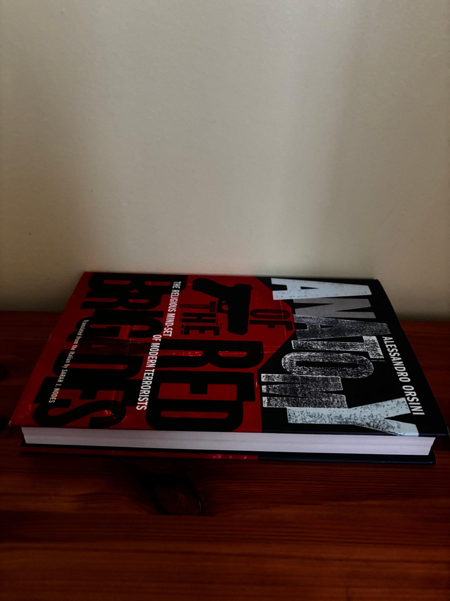 Alessandro Orsini Anatomy of the Red Brigades (Hardback) showcases the notorious Italian terrorist group's history.