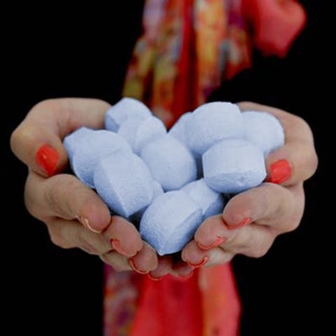 Relax with the 1.3Kg Box of Chill Pills (Mini Bath Bombs) - Bergamot, offering soothing lavender and refreshing bergamot.