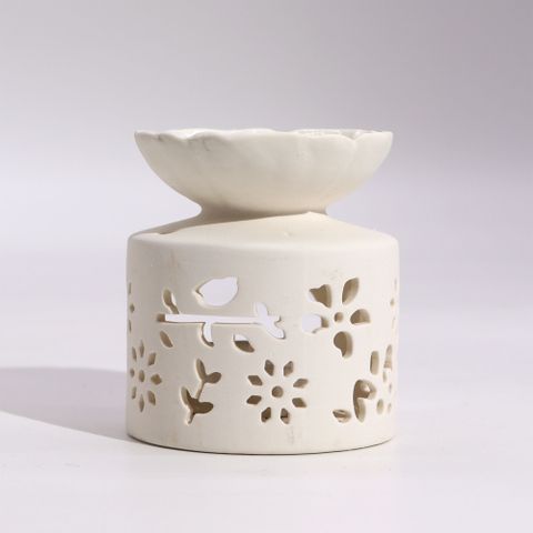 Elegant oil burner from the Agnes & Cat Fragrance Gift Set, perfect for tea and roses relaxation.