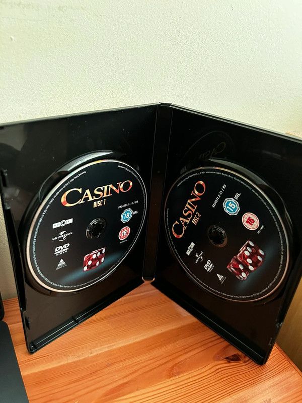 Casino (2 Disc Special Edition) [DVD] showcases two discs in a sleek case, perfect for film lovers and collectors.