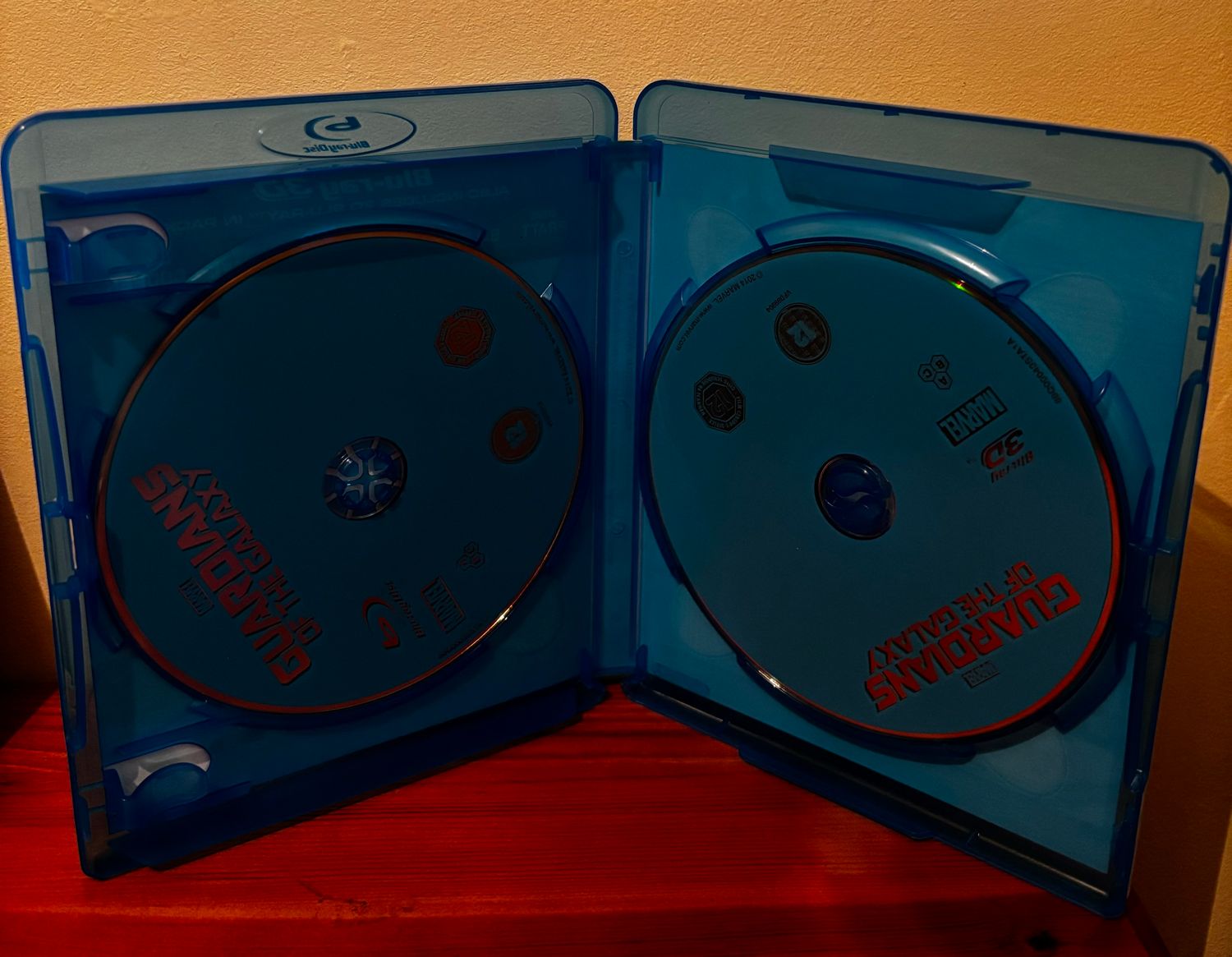 Guardians Of The Galaxy (Blu-Ray 3D) (2D Blu-Ray) discs showcased in a stylish blue case, perfect for collectors.