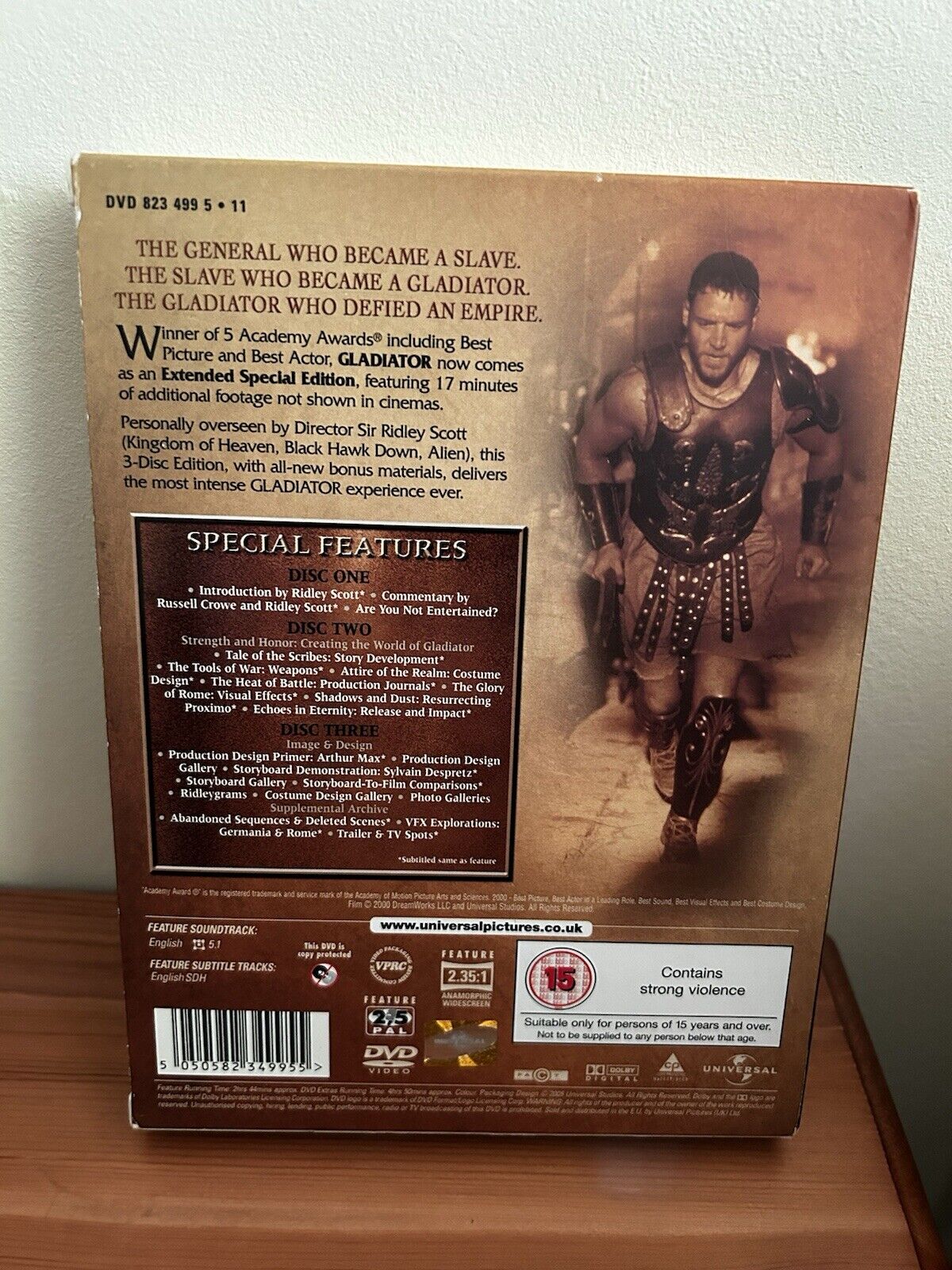 Gladiator (3 Disc Extended Special Edition) [DVD] showcasing epic scenes and special features for film enthusiasts.
