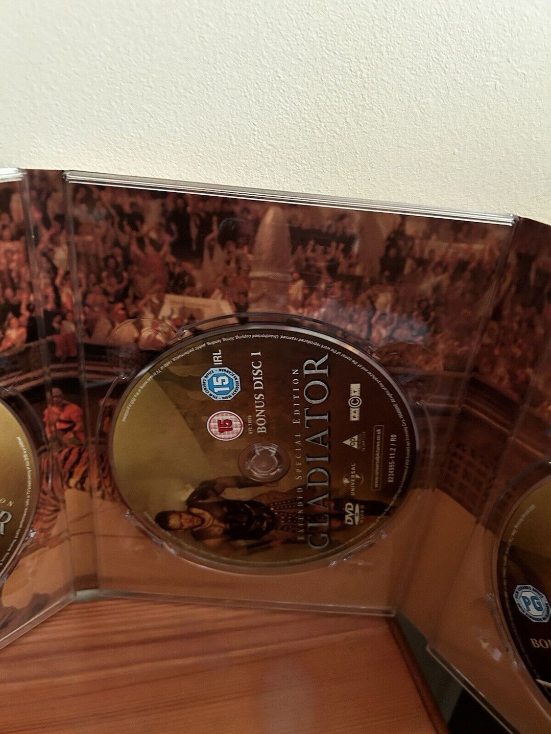 Gladiator (3 Disc Extended Special Edition) [DVD] showcases stunning discs in a collector's case, perfect for film lovers.