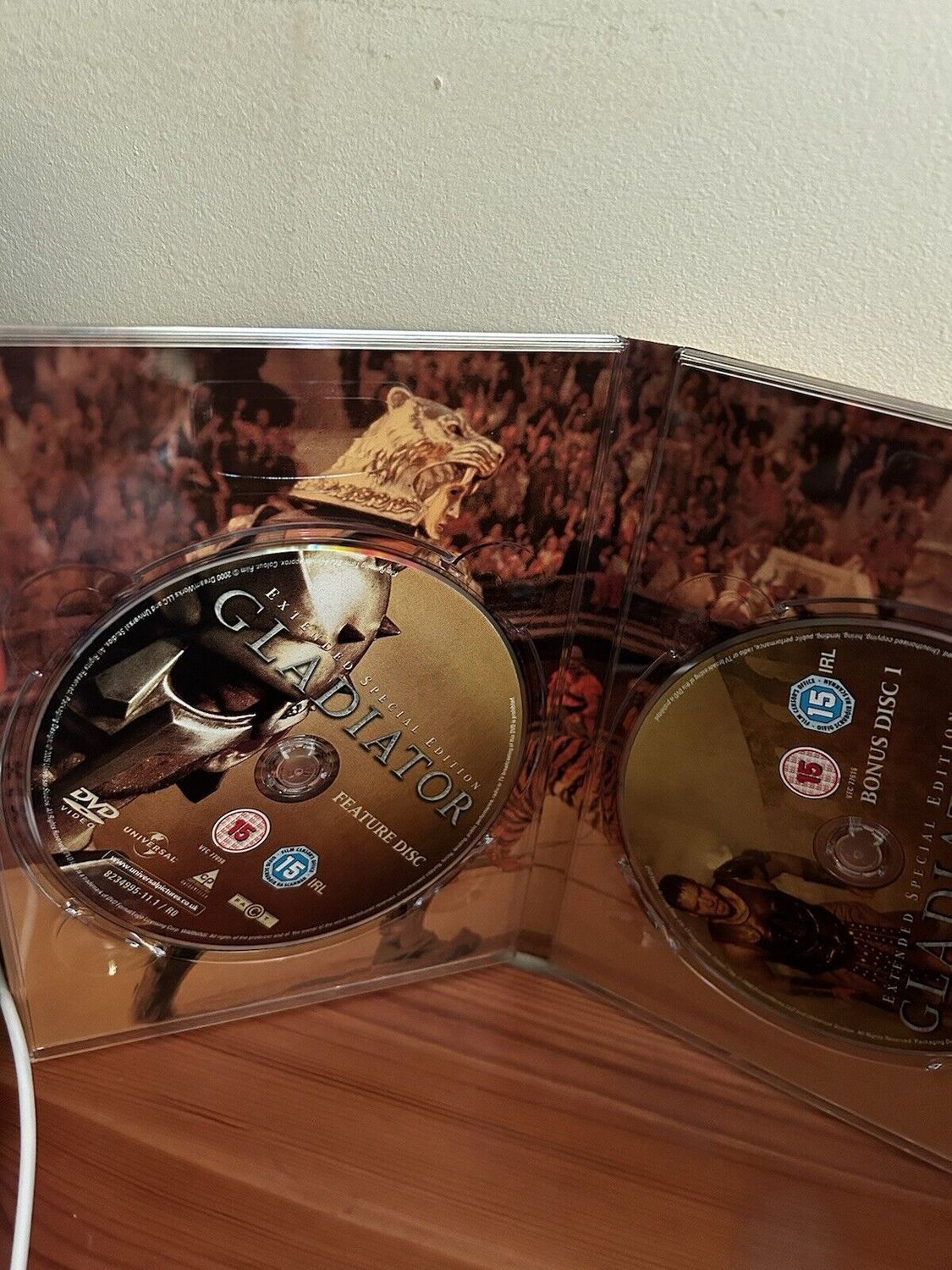 Gladiator (3 Disc Extended Special Edition) [DVD] showcases stunning discs featuring epic scenes from ancient Rome.
