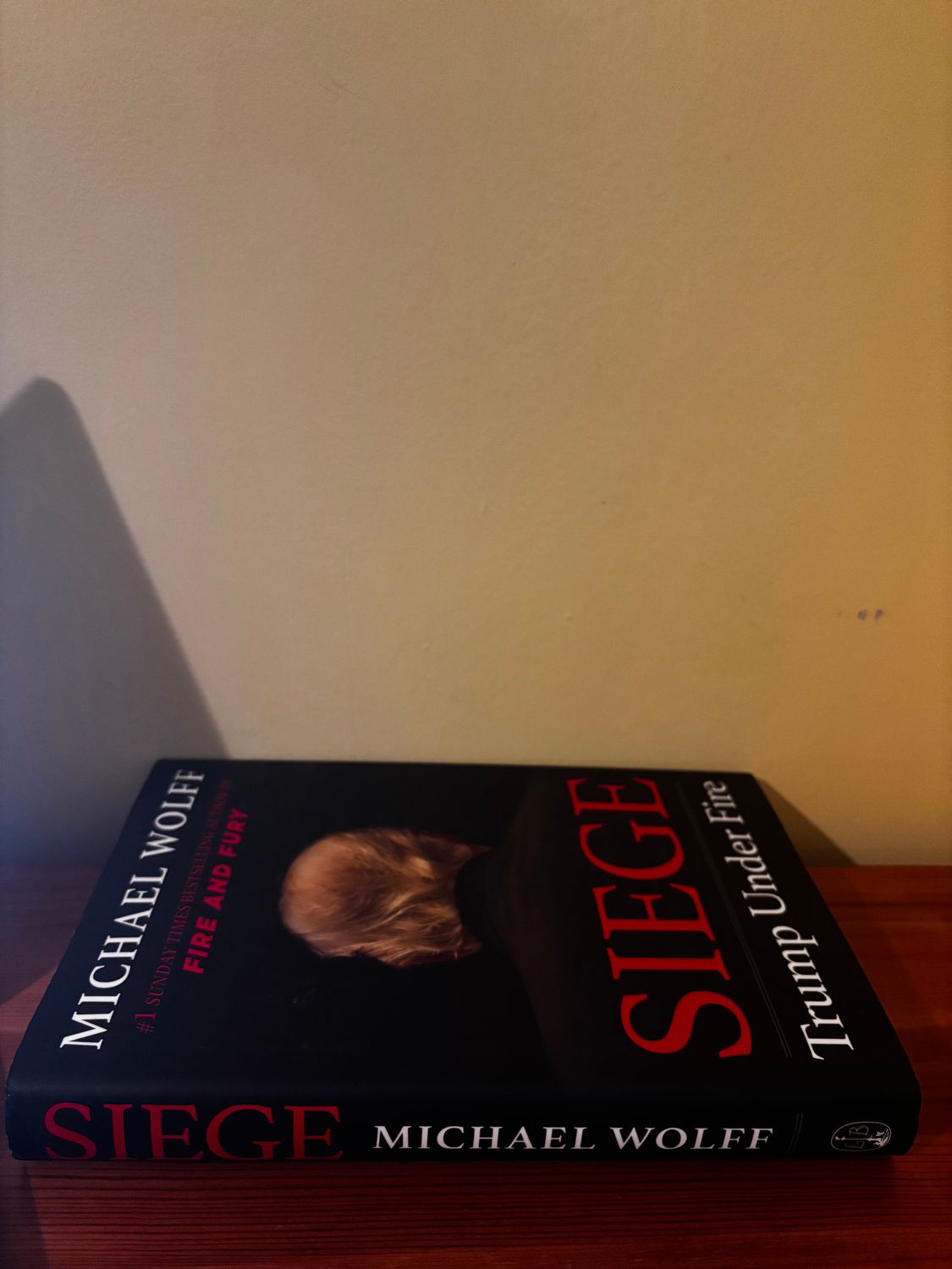 Discover the pre-loved Siege: Trump Under Fire Hardcover, a must-have for political enthusiasts and fans of Michael Wolff.