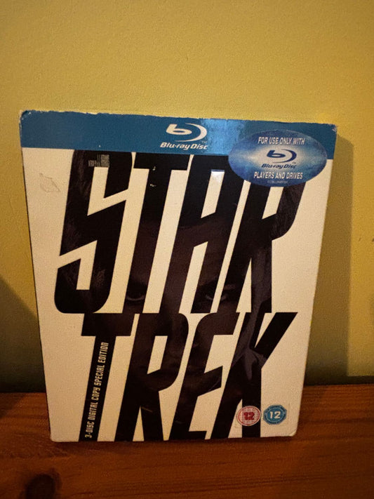 Star Trek (3-Disc Digital Copy Special Edition) [Blu-ray] [2009] showcases an epic sci-fi adventure for fans.