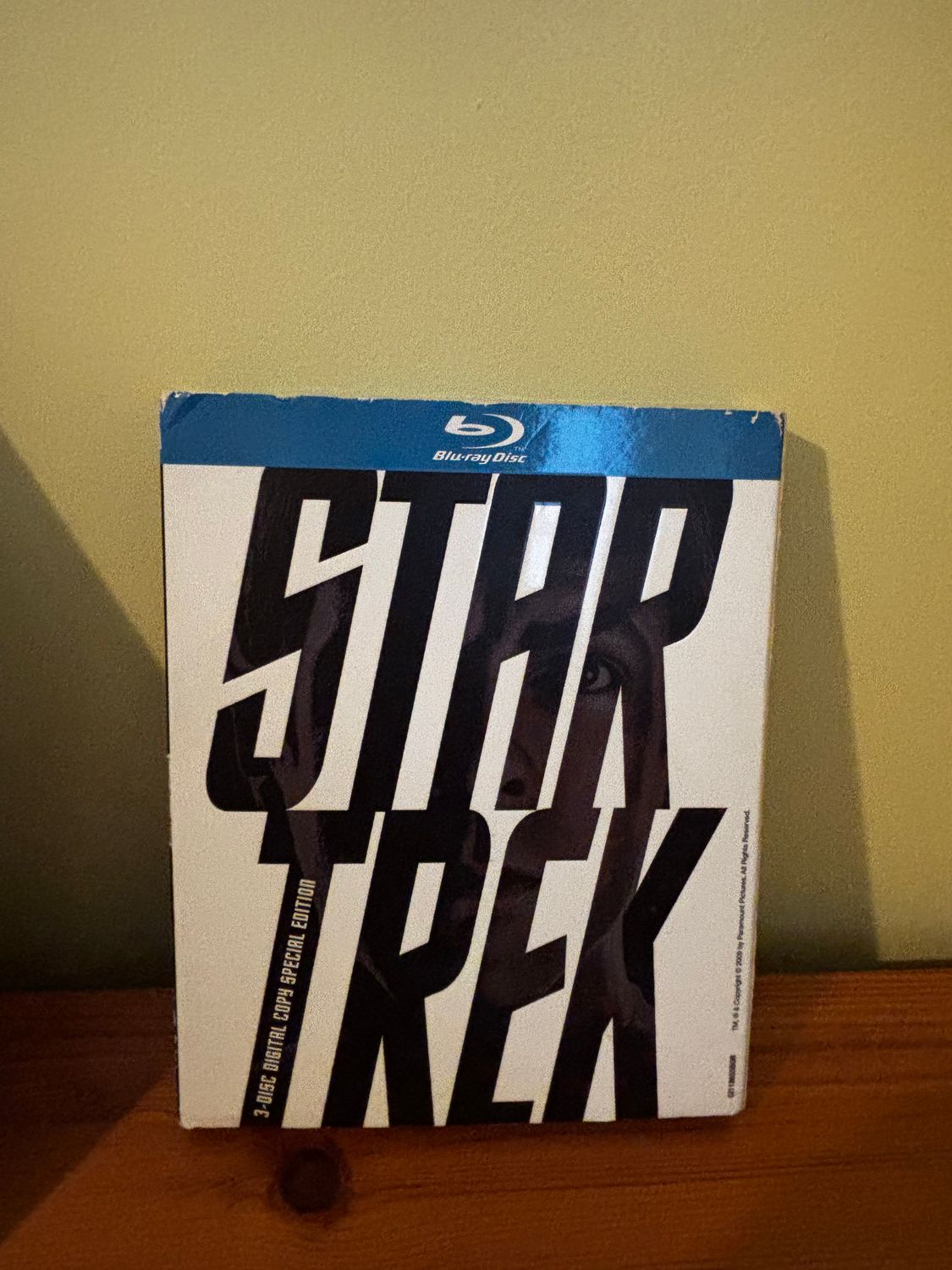 Star Trek (3-Disc Digital Copy Special Edition) [Blu-ray] [2009] showcases an epic cinematic journey. Perfect for fans!