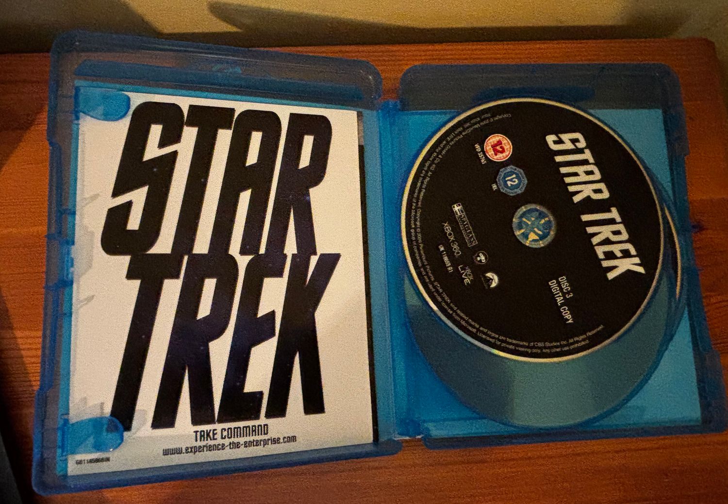 Star Trek (3-Disc Digital Copy Special Edition) [Blu-ray] [2009] showcases a vibrant disc in its iconic blue case.
