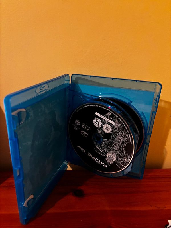 Pacific Rim [Blu-ray 3D + Blu-ray] [2013] [Region Free] displayed in a blue case, perfect for epic monster battles.