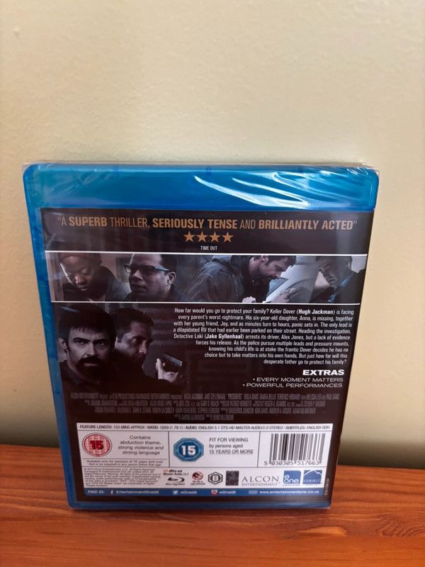 Prisoners [Blu-ray] showcases intense performances and gripping storytelling from acclaimed director Denis Villeneuve.