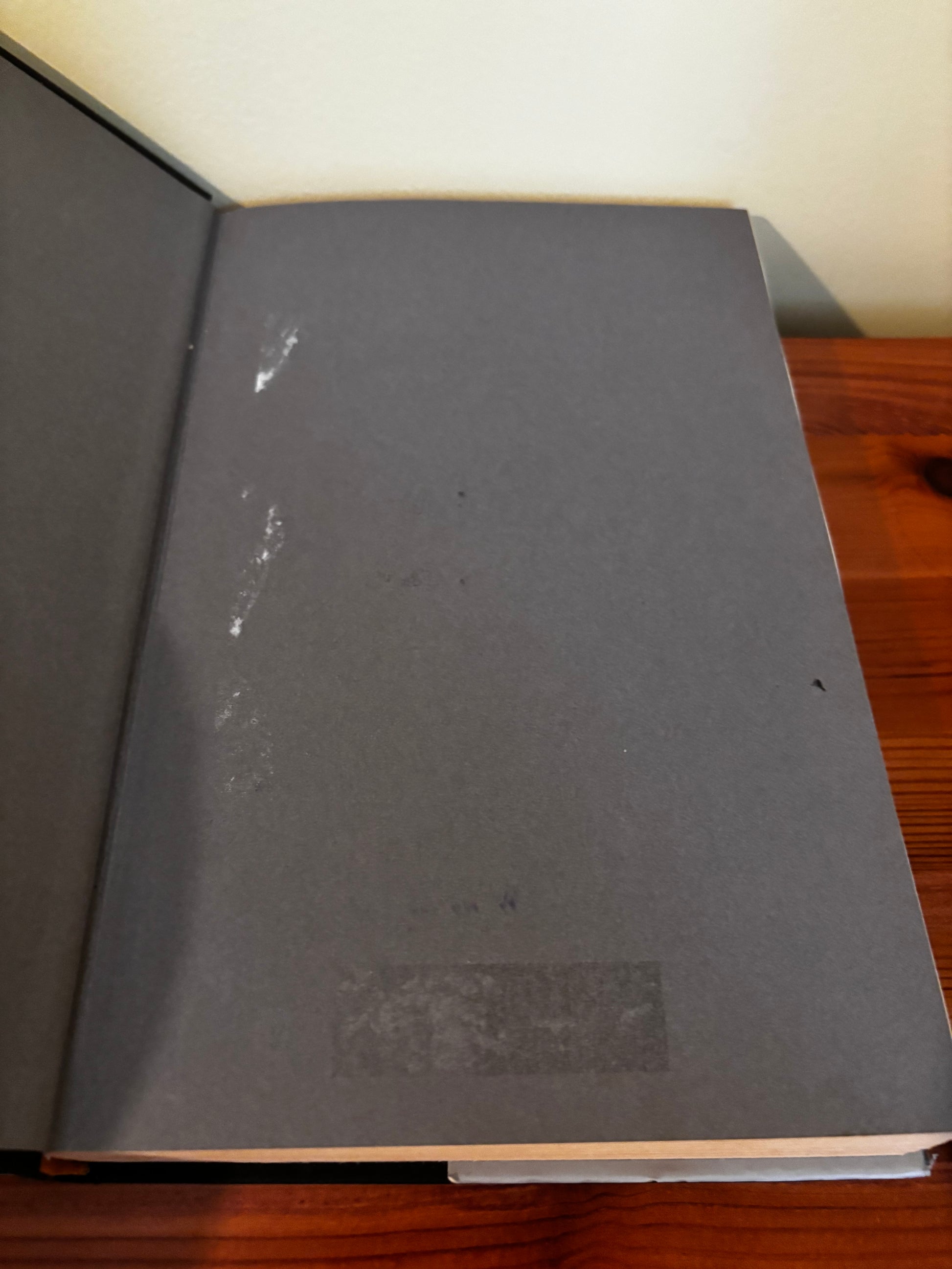 The interior page of "On Film-making by Alexander Mackendrick (Paperback, 2006)" showcasing its quality craftsmanship.