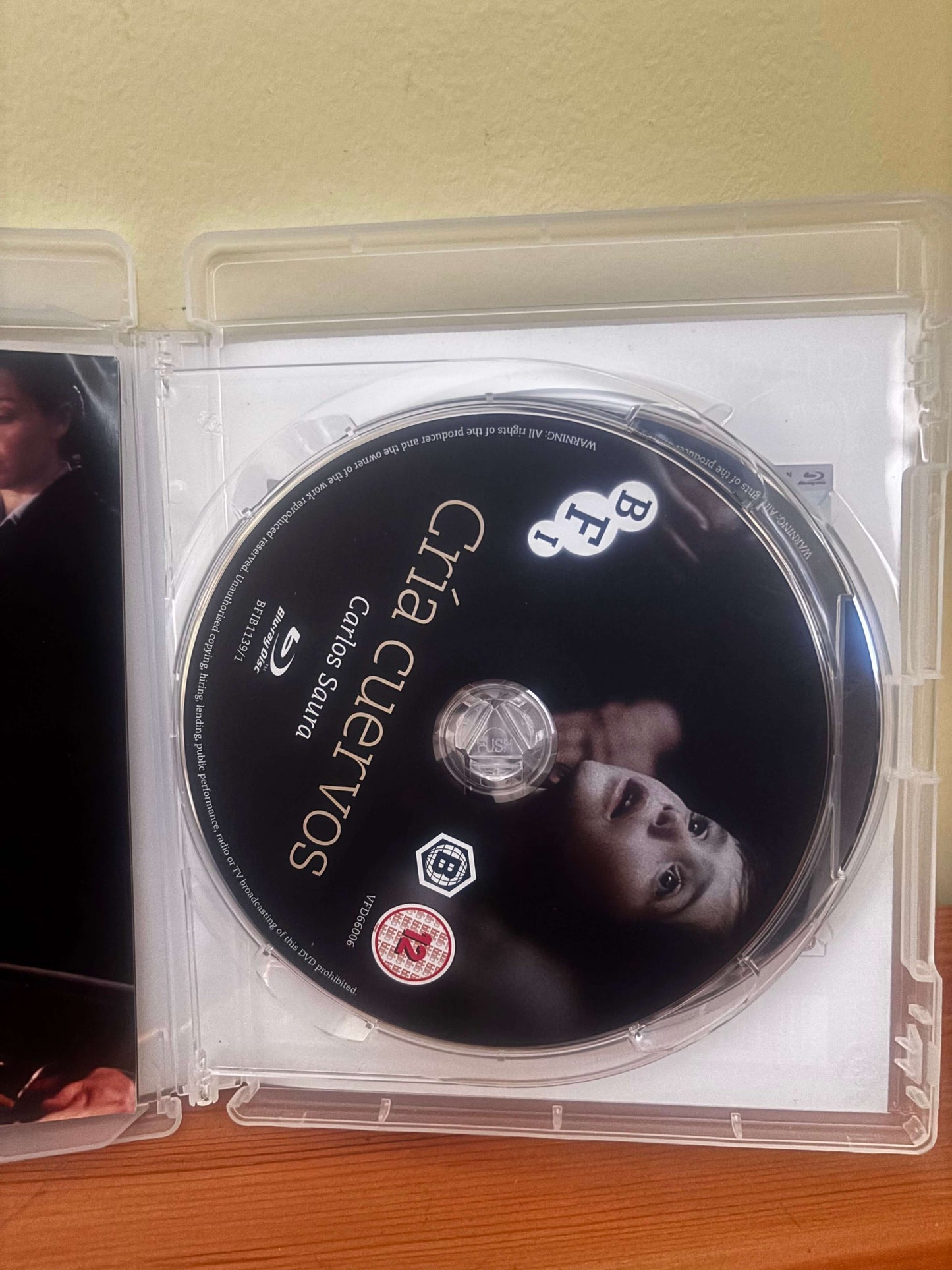 Blu-ray disc in a case with 'Códra cuervos' on the label, against a neutral background.