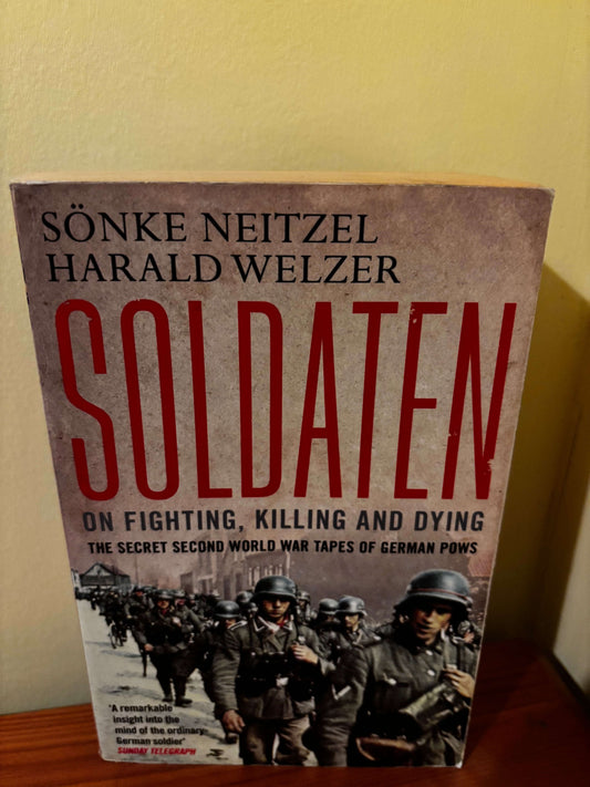 Paperback cover of Soldaten by Sönke Neitzel and Harald Welzer; bold red title, subtitle about German POWs, soldiers photograph.