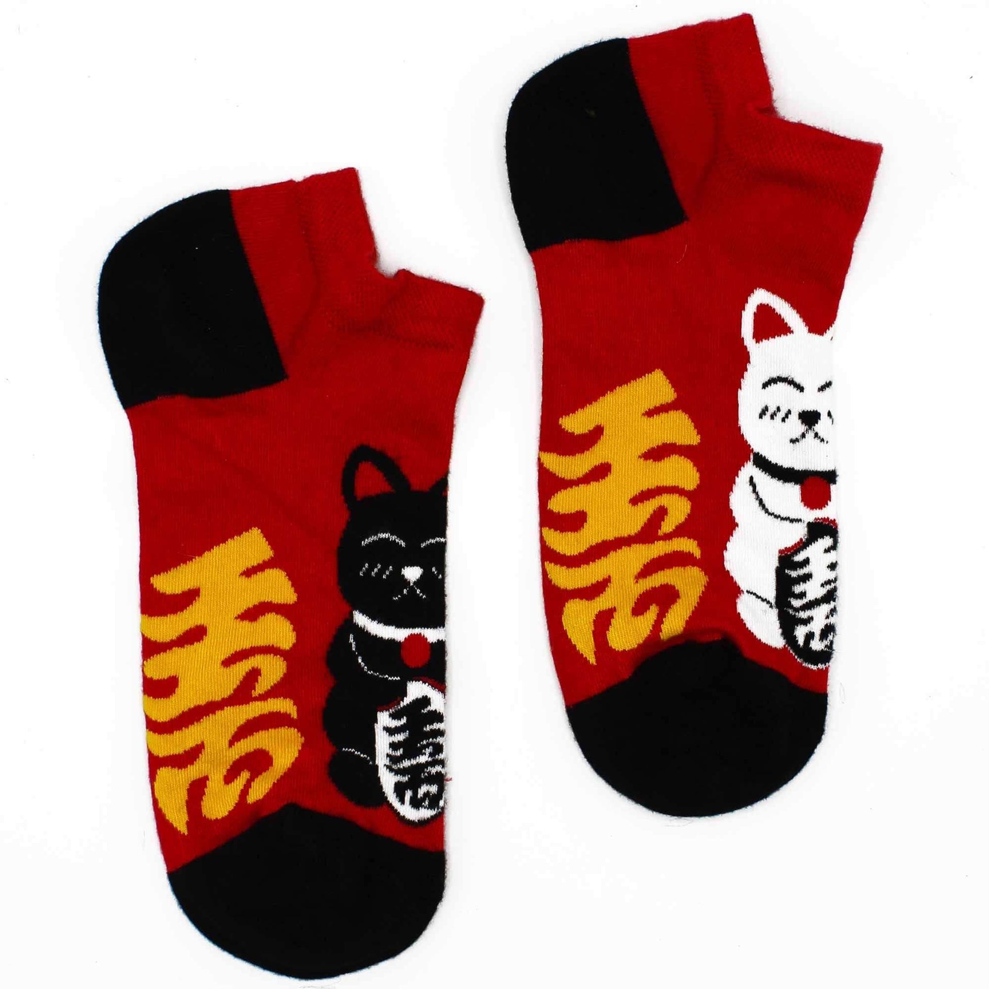 M/L Hop Hare Bamboo Socks Low (7.5-11.5) - Lucky Cat in red, black, and white with Maneki-Neko design.