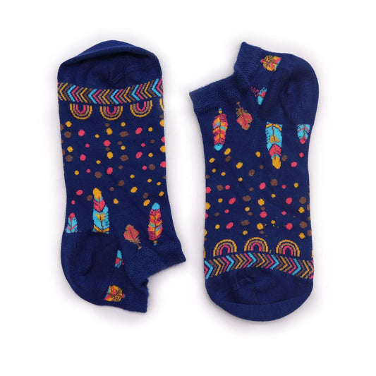 S/M Hop Hare Bamboo Socks Low (3.5-6.5) - Indian Feathers with colorful feather design on navy background.