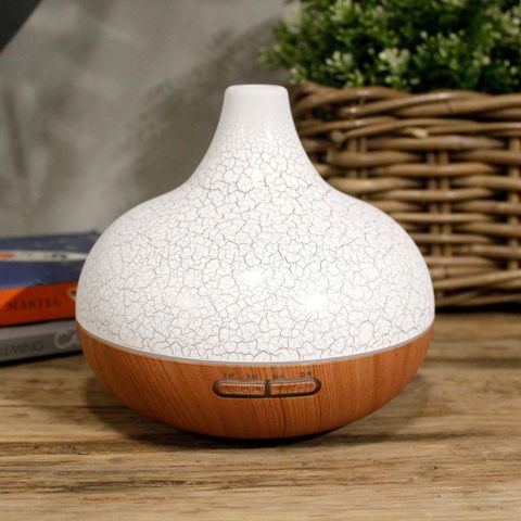 Santorini Atomiser - Shell Effect - USB - Colour Change - Timer creates a fragrant mist with a stylish design and LED lights.